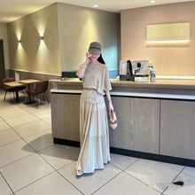 画像をギャラリービューアに読み込む, ニット トップス & ロング スカート セットアップ(ベルト付き) 2点セット オフショルダー 半袖 プリーツスカート マキシ丈 体型カバー 大人可愛い 上品 ゆったり お出かけ 通勤 オフィス ファッション 美シルエット