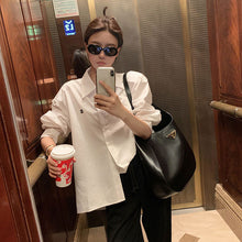 画像をギャラリービューアに読み込む, シンプルコーデ白シャツトップス