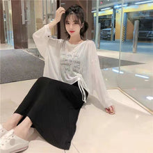 画像をギャラリービューアに読み込む, ホワイト字母プリントシフォンカジュアルアウター日焼け止めトップス&無地サスペンダーワンピースセットアップ