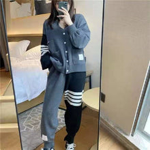 画像をギャラリービューアに読み込む, レトロスポーツストラップ柄Ⅴネックニットアウター&ロングパンツセットアップ