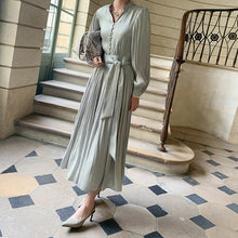 画像をギャラリービューアに読み込む, 優しい印象滑らか生地ランタンスリーブボタン付きVネックハイウエストデートワンピース