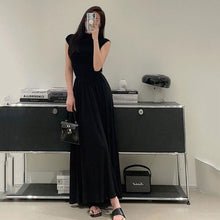 画像をギャラリービューアに読み込む, ノースリーブ黒Tシャツ&ロングドレープスカートセットアップけだるい風