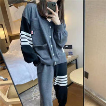 画像をギャラリービューアに読み込む, レトロスポーツストラップ柄Ⅴネックニットアウター&ロングパンツセットアップ