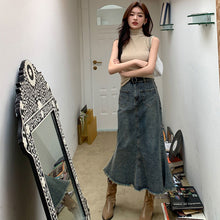 画像をギャラリービューアに読み込む, フレアデニムスカート マキシ丈 裾フリンジ 脚長効果 カジュアル

