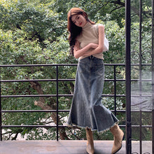 画像をギャラリービューアに読み込む, フレアデニムスカート マキシ丈 裾フリンジ 脚長効果 カジュアル
