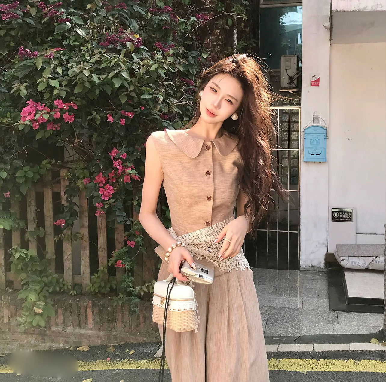 ベージュノースリーブベスト × ワイドパンツ セットアップ レーススカーフ付き 大人可愛い 韓国風 上品コーデ