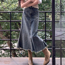 画像をギャラリービューアに読み込む, フレアデニムスカート マキシ丈 裾フリンジ 脚長効果 カジュアル
