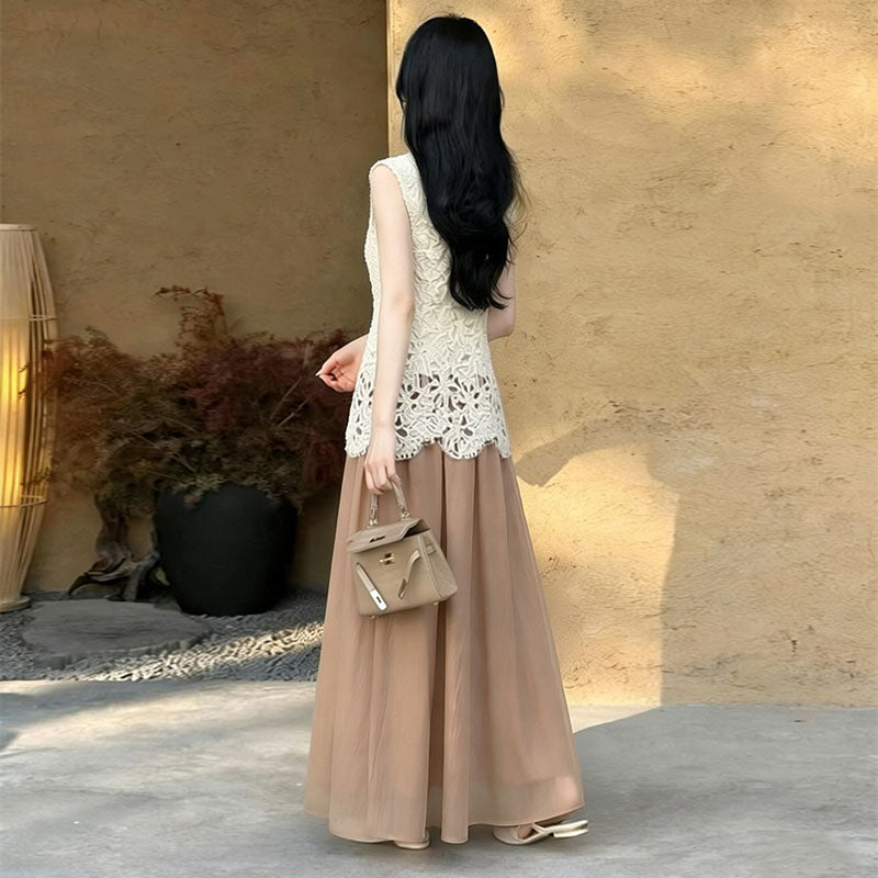 上品レーストップス × ベージュロングスカート セットアップ大人可愛い ワンマイルコーデ