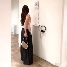 画像をギャラリービューアに読み込む, オフショルダー ブラウス 花飾り デザイン シェイプトップス

