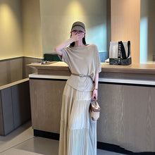画像をギャラリービューアに読み込む, ニット トップス ＆ ロング スカート セットアップ（ベルト付き） 2点セット オフショルダー 半袖 プリーツスカート マキシ丈 体型カバー 大人可愛い 上品 ゆったり お出かけ 通勤 オフィス ファッション 美シルエット
