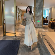 画像をギャラリービューアに読み込む, ニット トップス ＆ ロング スカート セットアップ（ベルト付き） 2点セット オフショルダー 半袖 プリーツスカート マキシ丈 体型カバー 大人可愛い 上品 ゆったり お出かけ 通勤 オフィス ファッション 美シルエット
