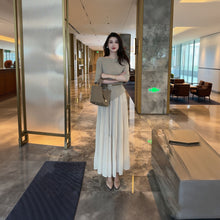 画像をギャラリービューアに読み込む, ニット トップス ＆ ロング スカート セットアップ（ベルト付き） 2点セット オフショルダー 半袖 プリーツスカート マキシ丈 体型カバー 大人可愛い 上品 ゆったり お出かけ 通勤 オフィス ファッション 美シルエット
