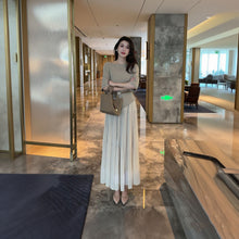 画像をギャラリービューアに読み込む, ニット トップス ＆ ロング スカート セットアップ（ベルト付き） 2点セット オフショルダー 半袖 プリーツスカート マキシ丈 体型カバー 大人可愛い 上品 ゆったり お出かけ 通勤 オフィス ファッション 美シルエット
