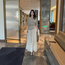 画像をギャラリービューアに読み込む, ニット トップス ＆ ロング スカート セットアップ（ベルト付き） 2点セット オフショルダー 半袖 プリーツスカート マキシ丈 体型カバー 大人可愛い 上品 ゆったり お出かけ 通勤 オフィス ファッション 美シルエット
