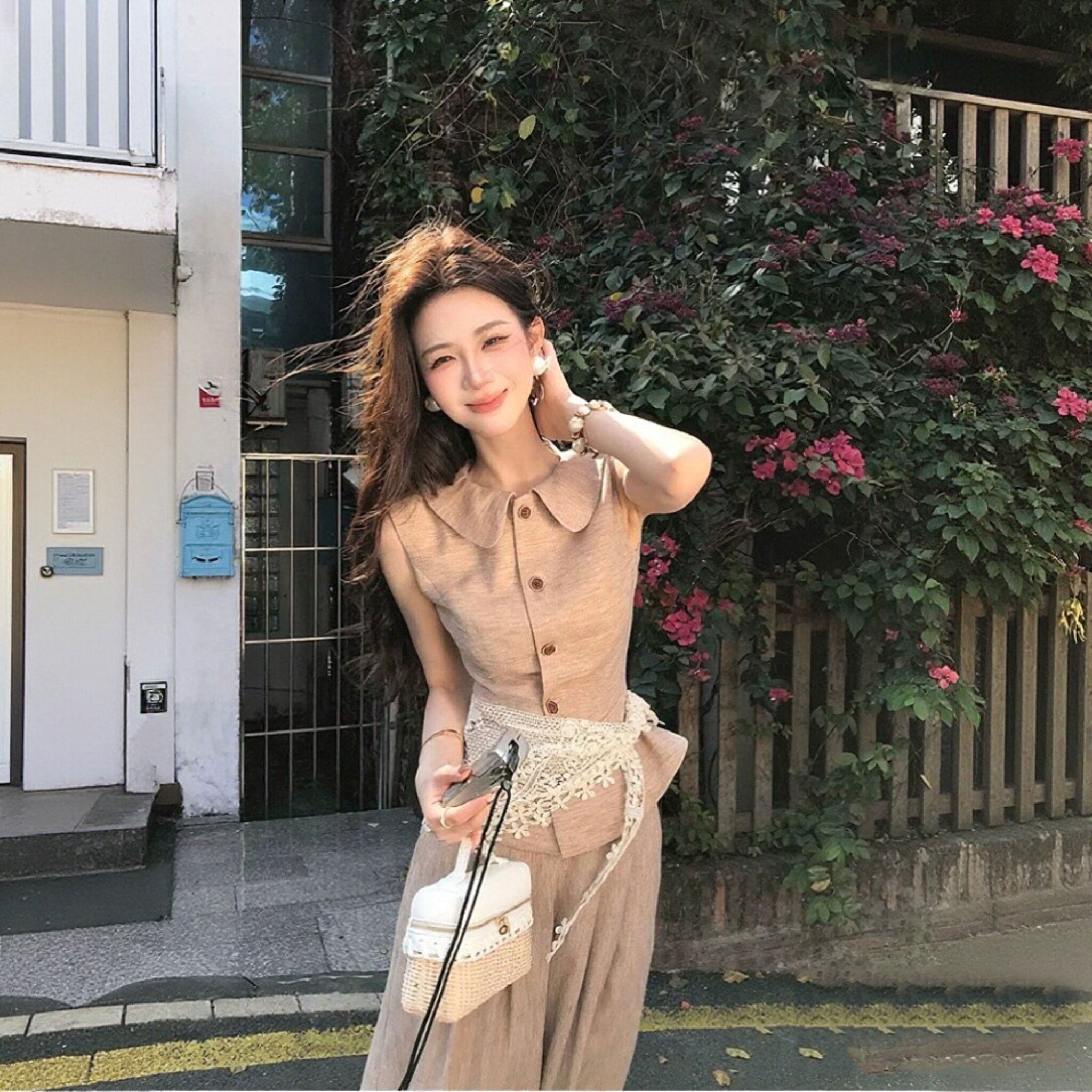 ベージュノースリーブベスト × ワイドパンツ セットアップ レーススカーフ付き 大人可愛い 韓国風 上品コーデ