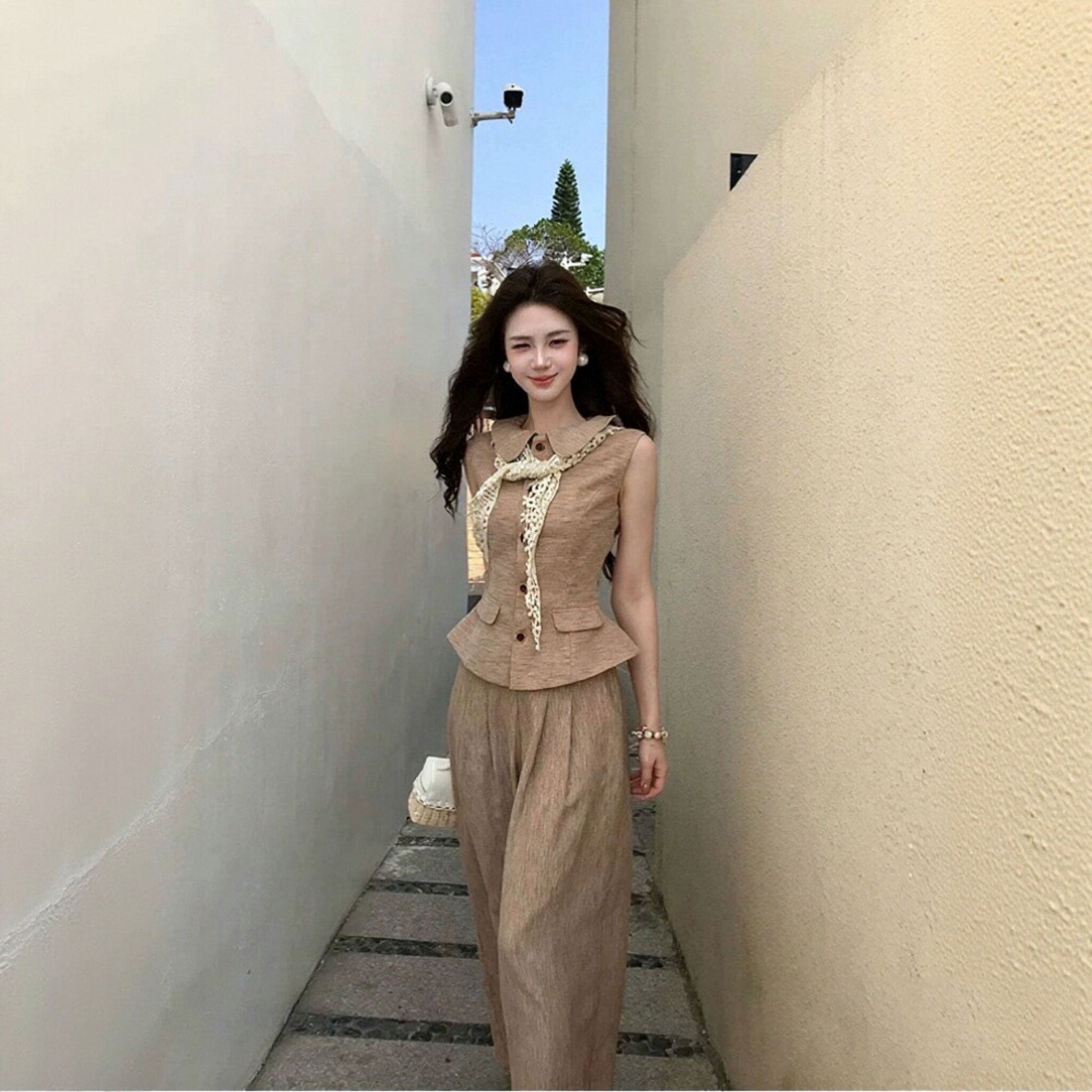 ベージュノースリーブベスト × ワイドパンツ セットアップ レーススカーフ付き 大人可愛い 韓国風 上品コーデ