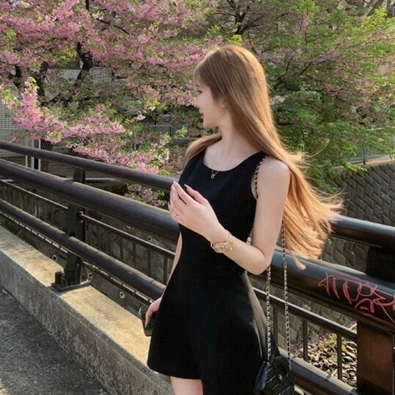ノースリーブミニワンピース スクエアネック タイトフレア 韓国トレンド 細見え スリム デート服 オケージョン 4 色展開