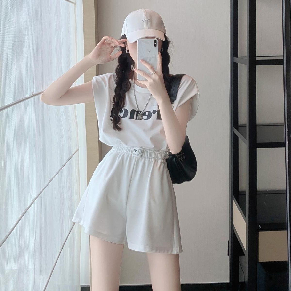 アルファペットプリントバック開き半袖Tシャツ＆ハイウエストショートパンツセットアップ