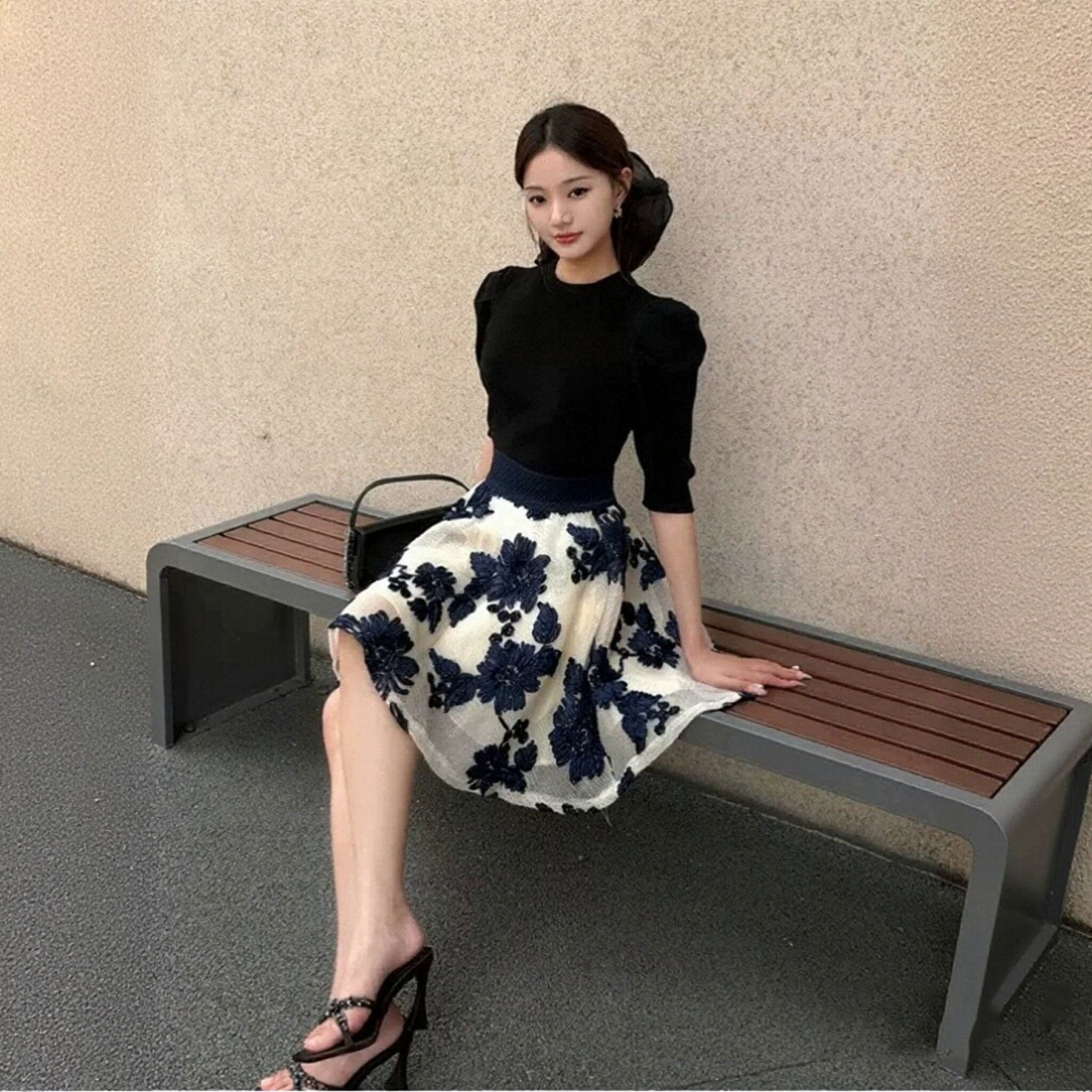 【セットアップ】黒パフスリーブトップス+花柄刺繍プリーツスカート 優雅レトロ風 デートコーデ