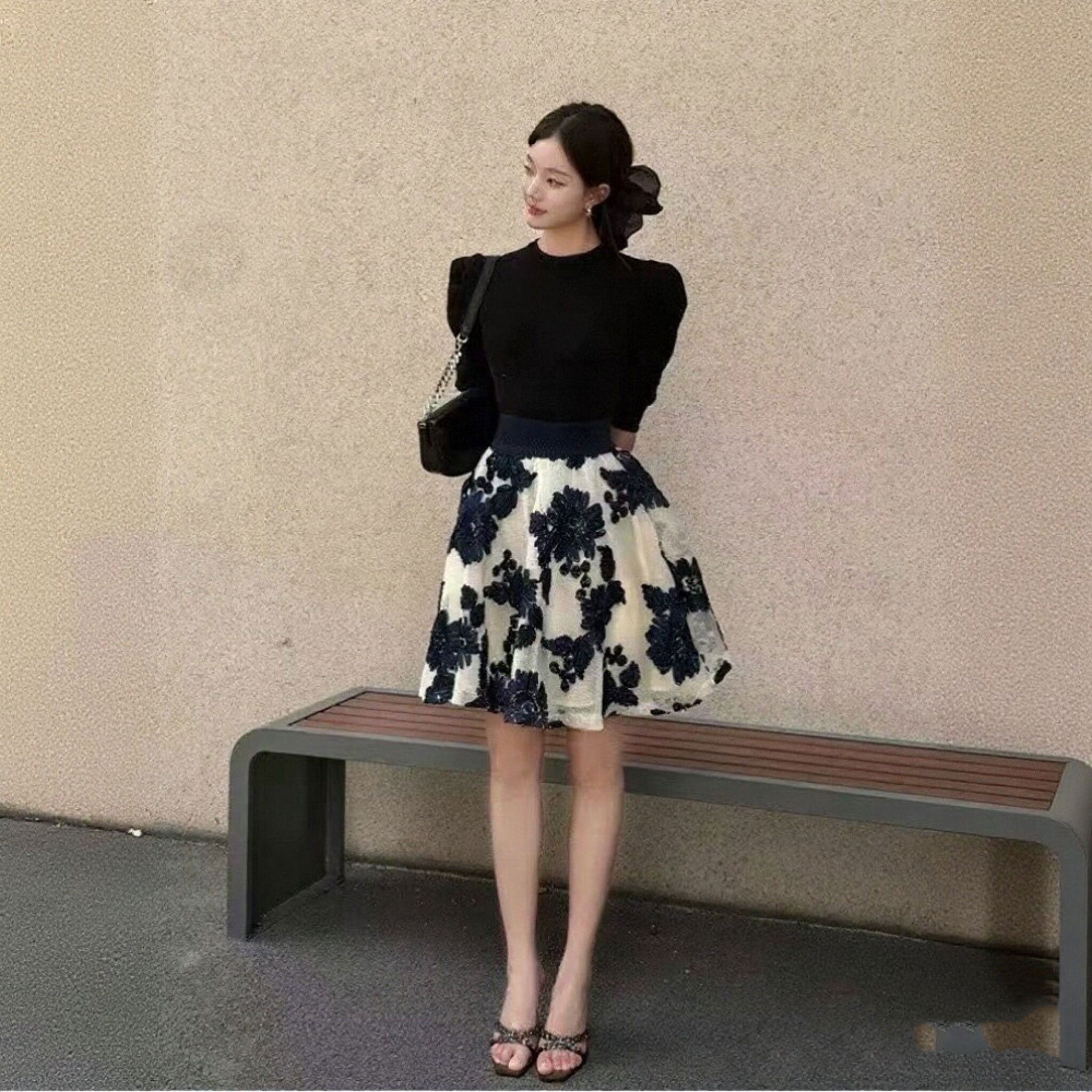 【セットアップ】黒パフスリーブトップス+花柄刺繍プリーツスカート 優雅レトロ風 デートコーデ
