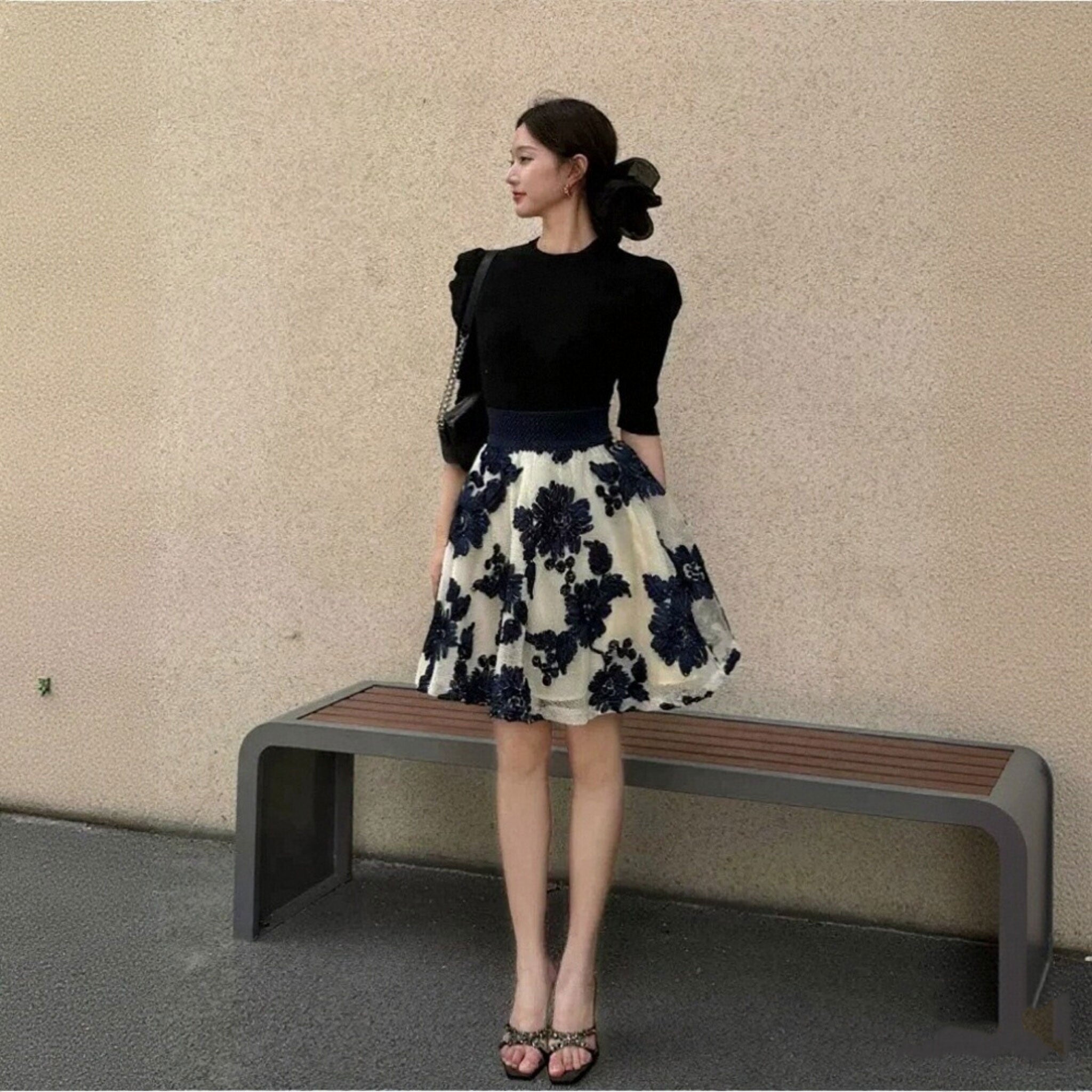 【セットアップ】黒パフスリーブトップス+花柄刺繍プリーツスカート 優雅レトロ風 デートコーデ