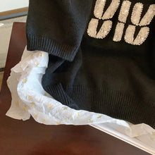 画像をギャラリービューアに読み込む, ビーズ付きアルファペットプリント黒ニットトップス
