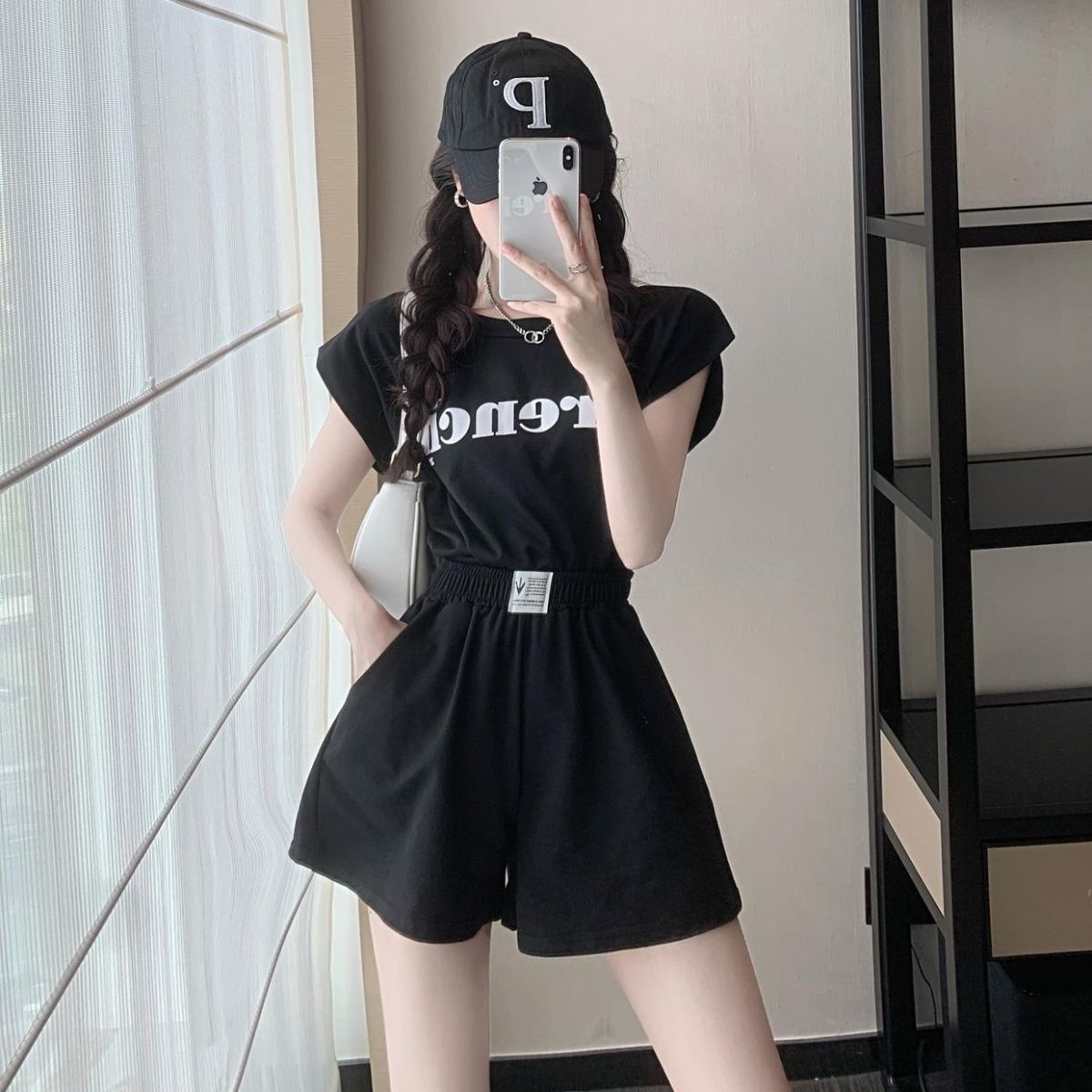 アルファペットプリントバック開き半袖Tシャツ＆ハイウエストショートパンツセットアップ