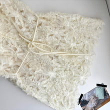 画像をギャラリービューアに読み込む, 上品レーストップス × ベージュロングスカート セットアップ大人可愛い ワンマイルコーデ
