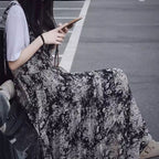 白プリントTシャツ＆花柄サスベンダーワンピースセットアップ