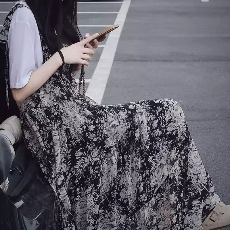 白プリントTシャツ＆花柄サスベンダーワンピースセットアップ