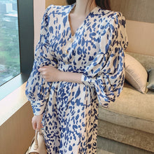 画像をギャラリービューアに読み込む, ヒョウ柄パフスリーブVネックデートワンピース
