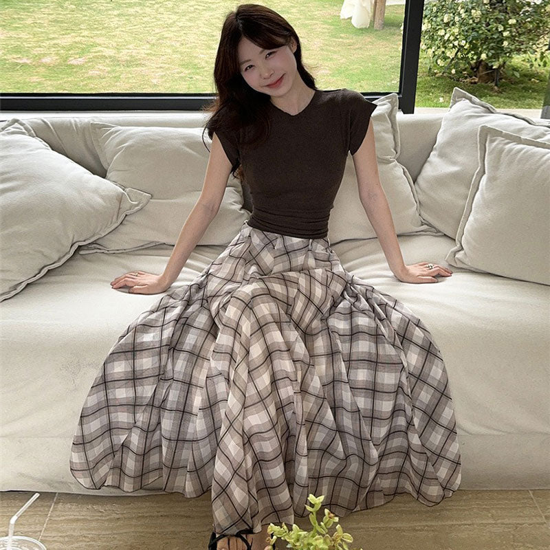 後ろ開きデザイントップス＆チェック柄スカートセットアップ