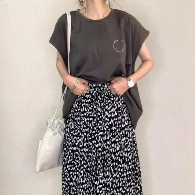 アルファペットプリントTシャツ＆花柄スカートセットアップ