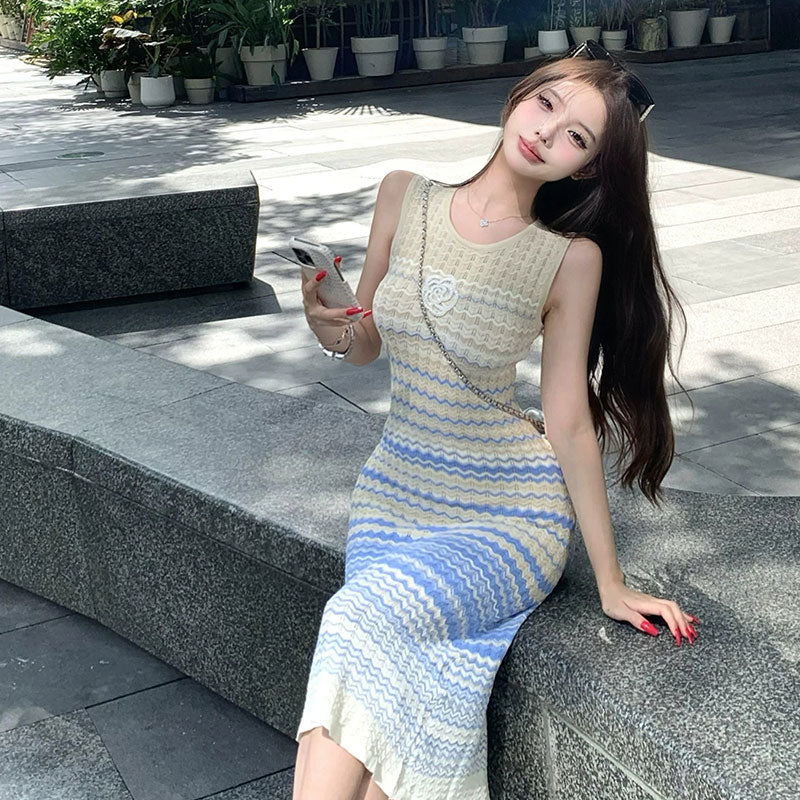 デートコーデ パステルボーダー編みノースリーブミディワンピース 薔薇飾り大人可愛い