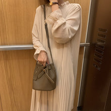 画像をギャラリービューアに読み込む, プリーツフレア裾カジュアルワンピース
