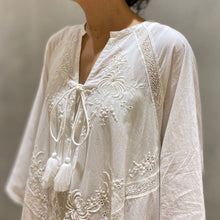 画像をギャラリービューアに読み込む, エスニック柄白カジュアルワンピース
