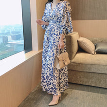 画像をギャラリービューアに読み込む, ヒョウ柄パフスリーブVネックデートワンピース
