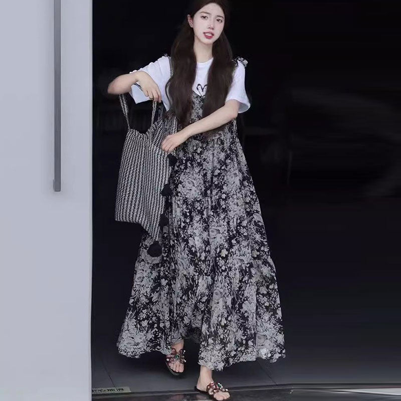白プリントTシャツ＆花柄サスベンダーワンピースセットアップ