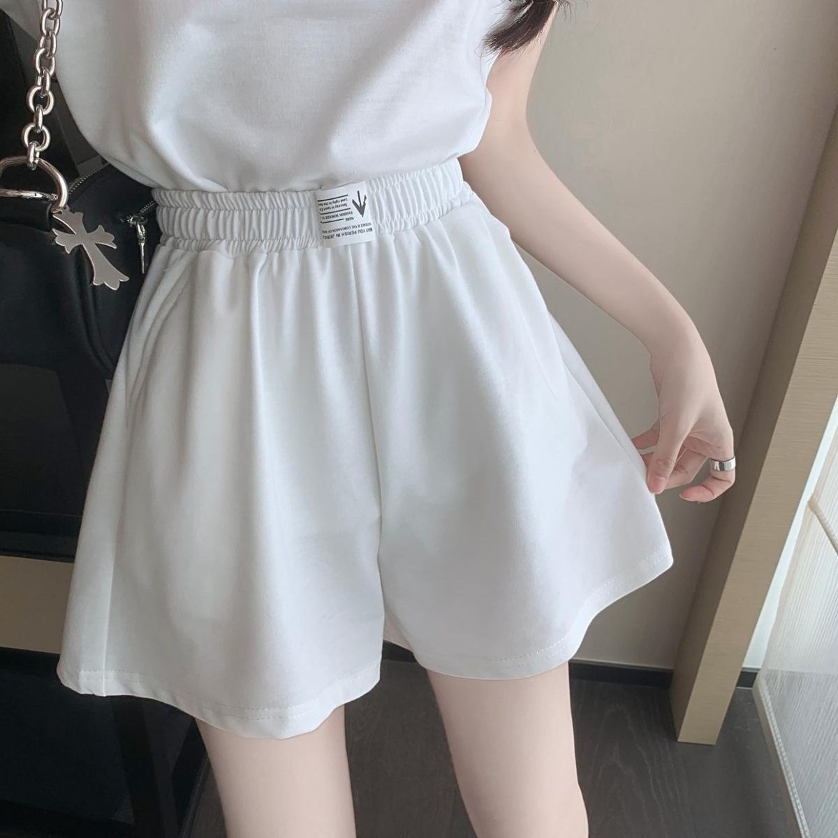 アルファペットプリントバック開き半袖Tシャツ＆ハイウエストショートパンツセットアップ