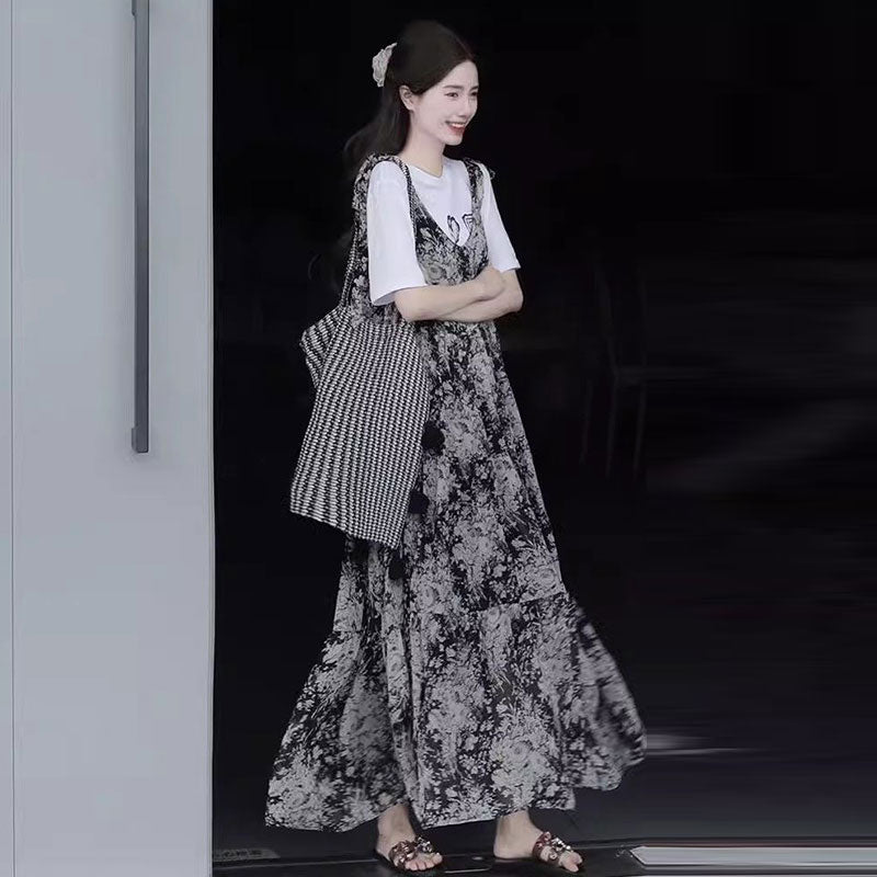 白プリントTシャツ＆花柄サスベンダーワンピースセットアップ