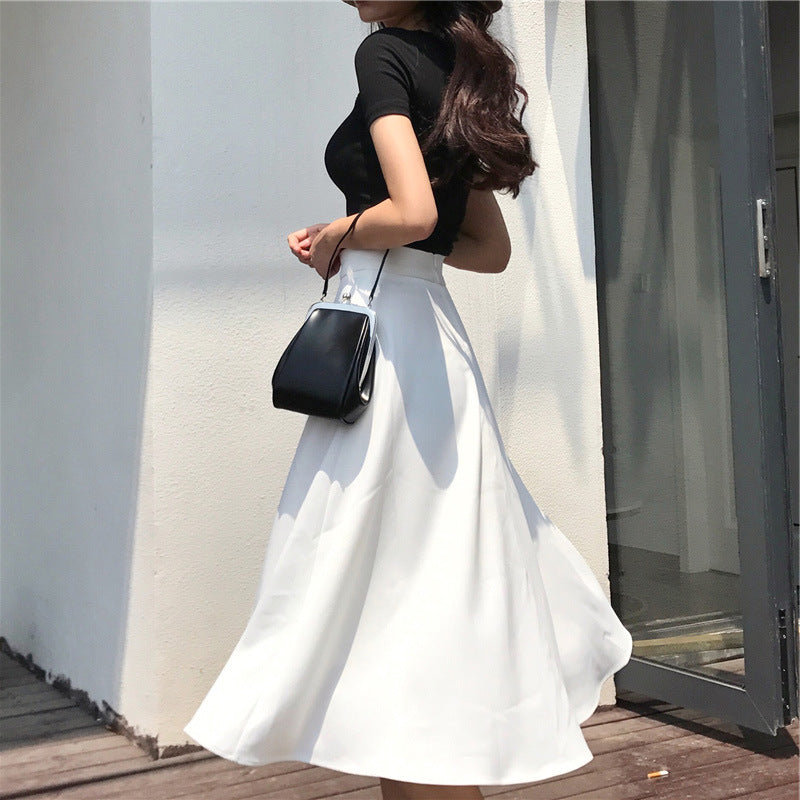 無地半袖Ｔシャツ＆Aラインスカートシンプルセットアップデートコーデ
