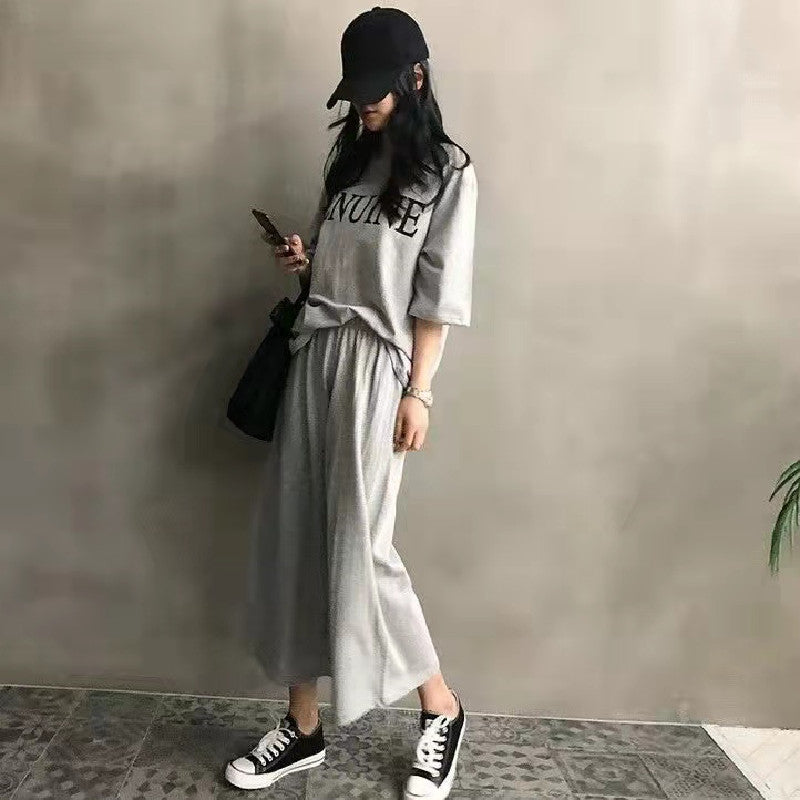 字母プリントゆったり合わせやすいTシャツ＆無地ゆったりワイドレッグパンツセットアップ